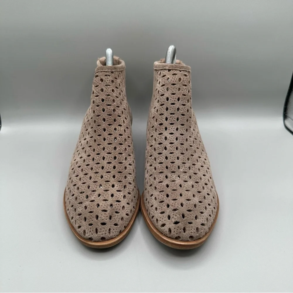 Lucky Brand Women’s 6 Bergyn Perforated Ankle Boots Suede Tan Booties Zip Up - Picture 3 of 9